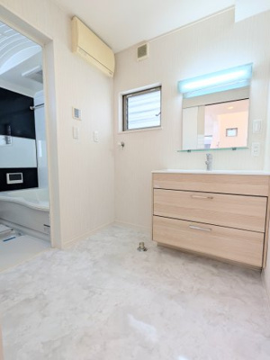 【洗面所】 | ルーバー付きの外観が印象的なスタイリッシュ住宅