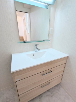 【独立洗面台】 | ルーバー付きの外観が印象的なスタイリッシュ住宅