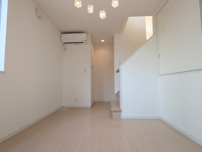 【洋室】 | ルーバー付きの外観が印象的なスタイリッシュ住宅