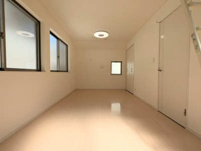 【洋室】 | ルーバー付きの外観が印象的なスタイリッシュ住宅