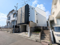 ルーバー付きの外観が印象的なスタイリッシュ住宅の画像