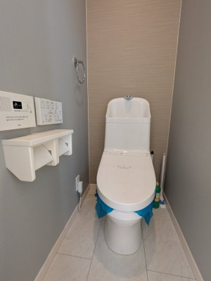 【トイレ】 | ルーバー付きの外観が印象的なスタイリッシュ住宅