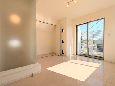 【洋室】 | ルーバー付きの外観が印象的なスタイリッシュ住宅