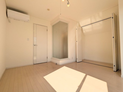 【洋室】 | ルーバー付きの外観が印象的なスタイリッシュ住宅