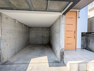 【駐車場】 | ルーバー付きの外観が印象的なスタイリッシュ住宅