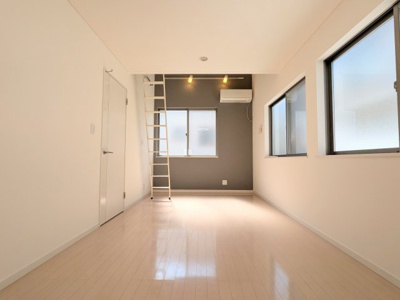 【洋室】 | ルーバー付きの外観が印象的なスタイリッシュ住宅