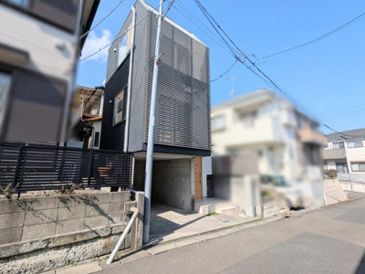 【前面道路含む現地写真】 | ルーバー付きの外観が印象的なスタイリッシュ住宅