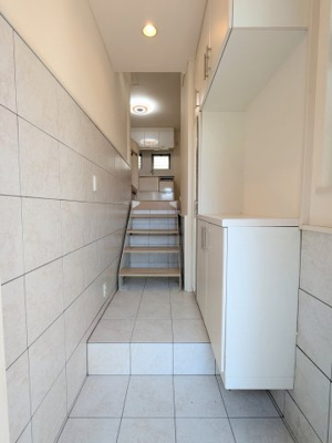 【玄関】 | ルーバー付きの外観が印象的なスタイリッシュ住宅