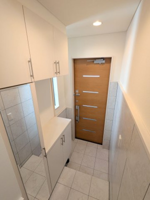 【玄関】 | ルーバー付きの外観が印象的なスタイリッシュ住宅