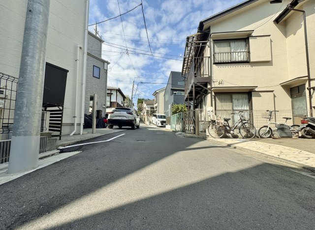 練馬区春日町5丁目の前面道路含む現地写真|【南西向きで陽当り・風通し良好です】
話題のメイキングオブハリーポッターやシアター、温泉施設なども近くにあり利便性＋楽しみを享受できる住環境