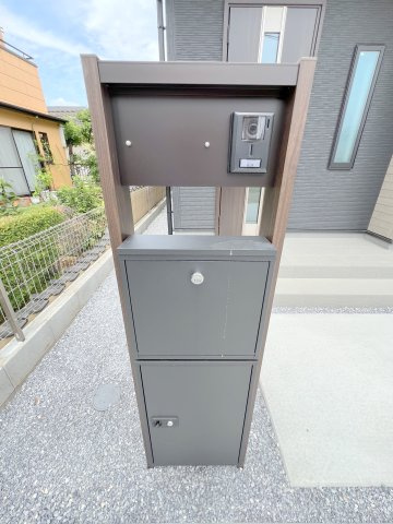 瑞穂町むさし野2丁目　新築戸建全3棟のセキュリティ|不在時に荷物を受け取れる便利な宅配BOX付き。