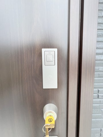 瑞穂町むさし野2丁目　新築戸建全3棟の防犯設備|スマートキーはドアに触れるだけで解錠可能なので、かいもの重い荷物を持っているときでも、簡単に玄関ドアを開けられるので便利です☆