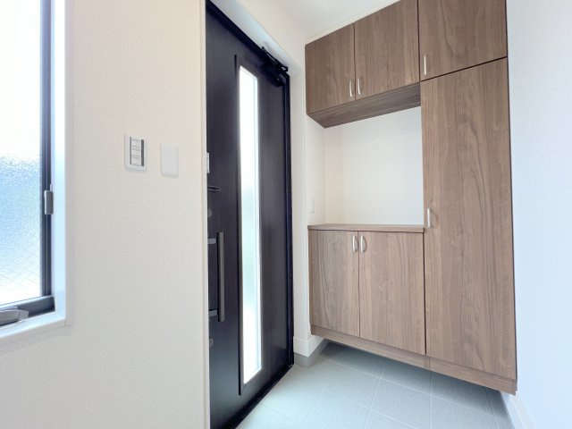 瑞穂町むさし野2丁目　新築戸建全3棟の玄関|いつも気持ち良くご家族を迎えられる玄関収納付