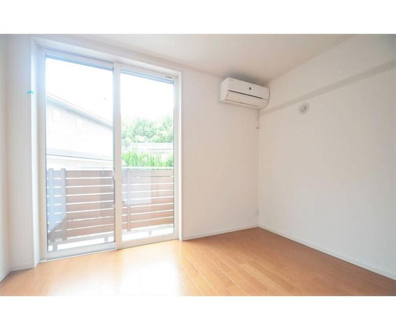 横浜市戸塚区上倉田町のアパートの居間・リビング|バルコニー付きの洋室♪