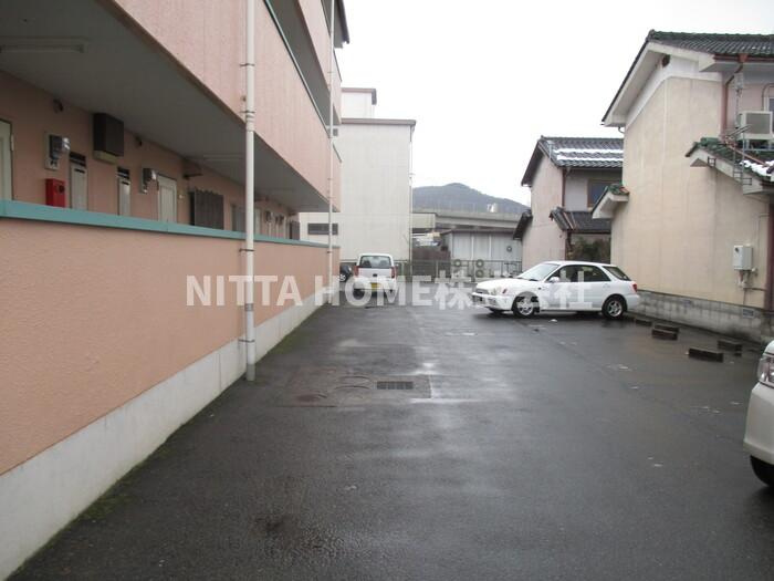 福知山市字堀のアパートの駐車場|敷地内駐車場です◇