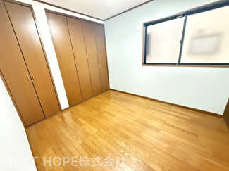 【洋室】 | 尼崎市東本町4丁目中古戸建　リフォーム済 | １階洋室の大きなクローゼットです♪たくさんのお洋服・小物が収納できます！！室内を有効に使用していただけます！！