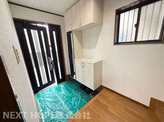 【玄関】 | 尼崎市東本町4丁目中古戸建　リフォーム済 | スッキリとした玄関です♪シューズＢＯＸも　新設されております！！