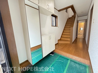 【玄関】 | 尼崎市東本町4丁目中古戸建　リフォーム済 | 玄関から廊下部分です♪室内は令和７年１２月リフォーム済み！お待たせ無しで即ご入居していただけます！！