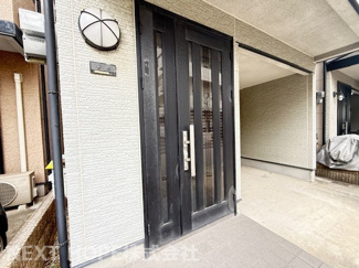 【玄関】 | 尼崎市東本町4丁目中古戸建　リフォーム済 | 玄関ドアは親子扉です♪大きな家具の搬入もできます！！