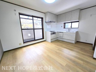 【居間・リビング】 | 尼崎市東本町4丁目中古戸建　リフォーム済 | LDKは2階にございます！！プライバシー重視の間取りです♪いつでもご見学できます！お気軽にネクストホープ不動産までお問い合わせを！！