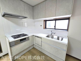 【キッチン】 | 尼崎市東本町4丁目中古戸建　リフォーム済 | 新品のシステムキッチンです♪L字型キッチンで作業効率も良いです！！食器洗い乾燥機付きです！！食後の後片づけはお任せですね！