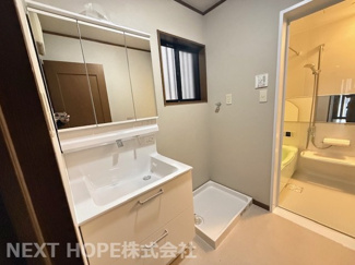 【独立洗面台】 | 尼崎市東本町4丁目中古戸建　リフォーム済 | 新品の洗面化粧台です♪シャワー水栓で使い勝手も良いです！！洗面台横には室内洗濯機置き場もございます！！