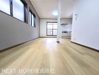 【居間・リビング】 | 尼崎市東本町4丁目中古戸建　リフォーム済 | 2階リビングです♪プライバシー重視の間取りになっております！！