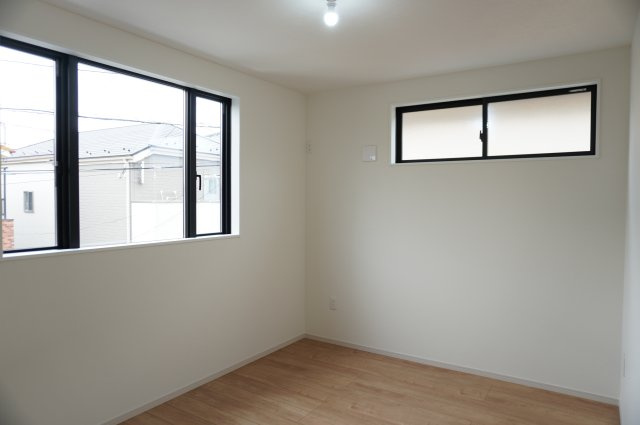 草加市苗塚町 新築分譲住宅の洋室|6帖（北側）