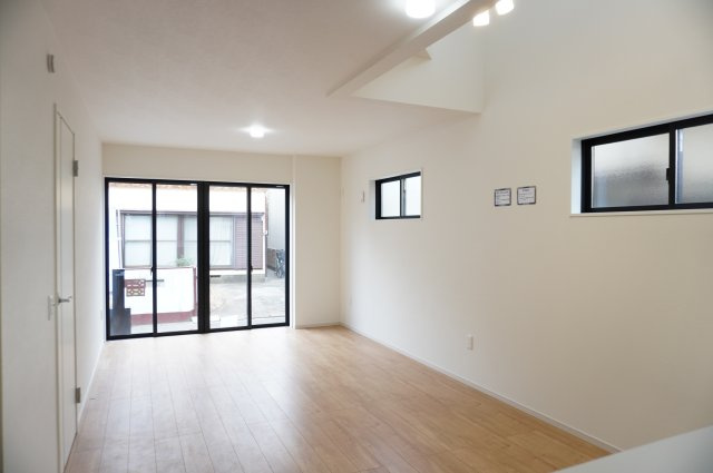 草加市苗塚町 新築分譲住宅の居間・リビング
