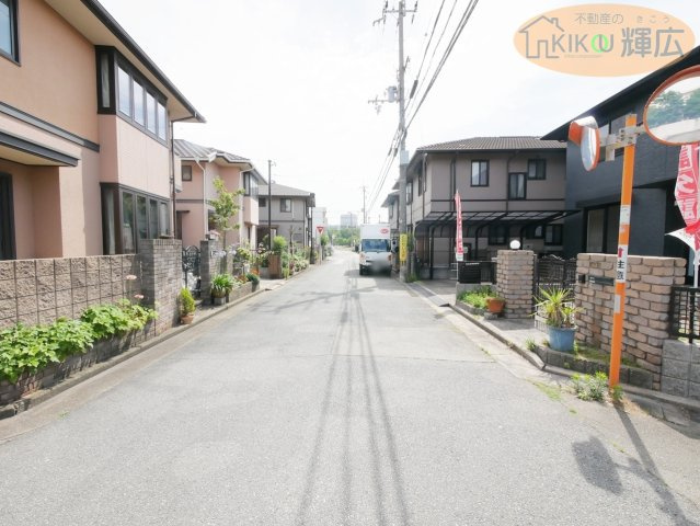 加古川市別府町新野辺　中古戸建の前面道路含む現地写真
