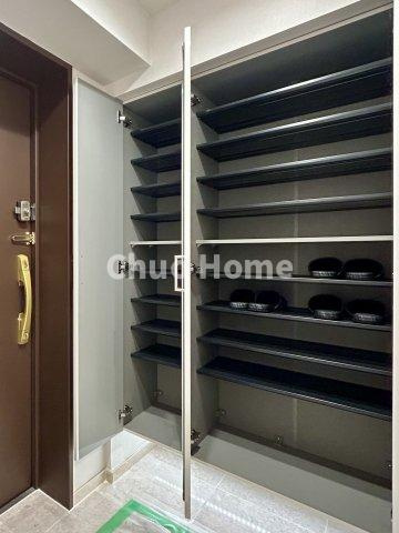 ファミール浅草シティウエストの玄関|【玄関】玄関には大型のシューズクローゼットを設置しておりますのでいつでもスッキリりとした空間を保てます。玄関周りを清潔に使うのはとても大事なことですよね。