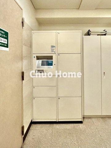 ファミール浅草シティウエストの設備|【宅配ボックス】在宅時・不在時に関わらず、居住者の代わりに非対面で宅配物を受け取ってくれる便利な設備です。わかりやすくご説明致しますので見学時にはお部屋だけではなく共用部分もぜひチェックしてください。