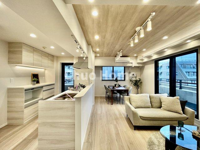 ファミール浅草シティウエストのキッチン|視界に広がりを生むオープンなキッチン。料理や片付けをしながら、家族との会話を楽しんだり、リビングで遊ぶ子どもを見守れます。ご見学時には家具の配置などもイメージしながらぜひご覧になって見て下さい。