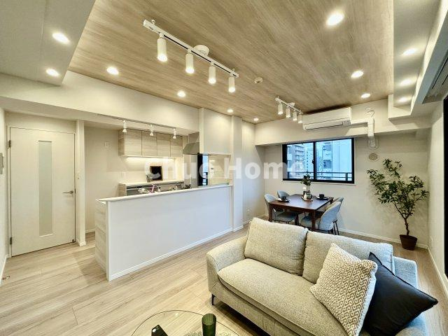 ファミール浅草シティウエストの居間・リビング|【リビングダイニング】一日の中で多くの時間を過すことになるリビングダイニングだからこそ、いつも穏やかな空間であることが必然。爽やかな通風と採光を存分に感じる事が出来る空間です。