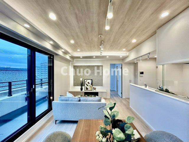 ファミール浅草シティウエストのダイニング|【ダイニング】忙しい朝でも、しっかり家族が揃って食事をして頂けるゆとりある大きさのダイニングスペース。奥様が作る手料理をカウンター越しに受けとって頂き、テーブルで囲む素敵な時間を存分に愉しんで下さい。