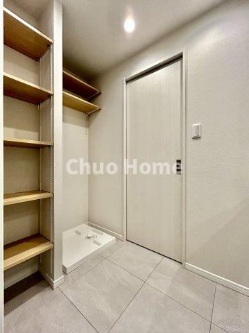 ファミール浅草シティウエストのランドリースペース|【ランドリースペース】担当者がスケールを持ち歩いておりますので、ご見学時には現在お使いの洗濯機などがきちんと収まるかなどもチェックして下さい。見学前に測っておくと非常に便利だと思います。