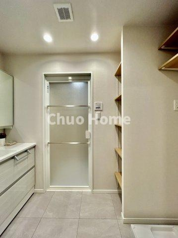 ファミール浅草シティウエストの脱衣所|【洗面所】明るい洗面所は朝をすっきりさせてくれる空間です。バタバタしている忙しい朝でも収納が多い洗面台では短い時間で効率良く支度ができます。