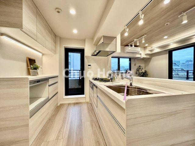 ファミール浅草シティウエストのキッチン|ワイドで収納豊富なシステムキッチン