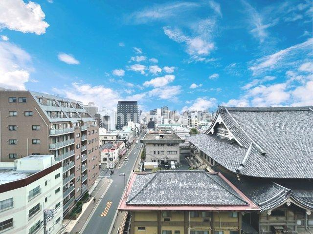 ファミール浅草シティウエストの展望|手を伸ばせば、ふれることが出来そうな環境が、そのままインテリアになったような印象です。その豊かな眺望にふさわしい空間には、通風・採光にも優れ、心地よい光と風があふれています