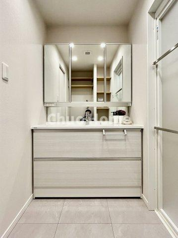 ファミール浅草シティウエストの独立洗面台|【洗面化粧台】洗面化粧台には三面鏡を採用。身だしなみを整えやすい事はもちろんですが、鏡の後ろに収納スペースを設ける事により、散らかりやすい洗面スペースをすっきりさせる事が出来るのも嬉しいですね