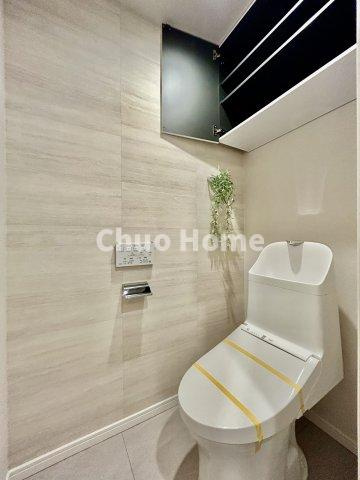 ファミール浅草シティウエストのトイレ|【トイレ】 収納スペースをしっかりと確保した温水洗浄便座機能付きトイレ。温水洗浄便座は清潔にお使いいただくための大切なアイテムです。