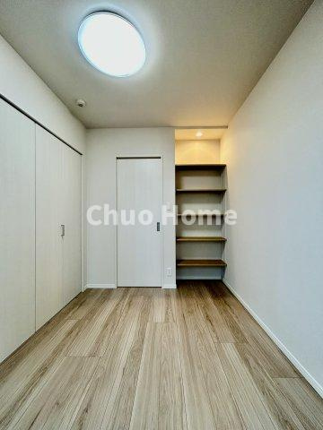 ファミール浅草シティウエストの洋室|【洋室】快適に過ごす条件は、一人ひとり違います。だからこそ飾り過ぎないシンプルな内装と偏り過ぎないデザインで統一しております。居住していく中でオーナー様だけの【マイホーム】に創り上げて下さい