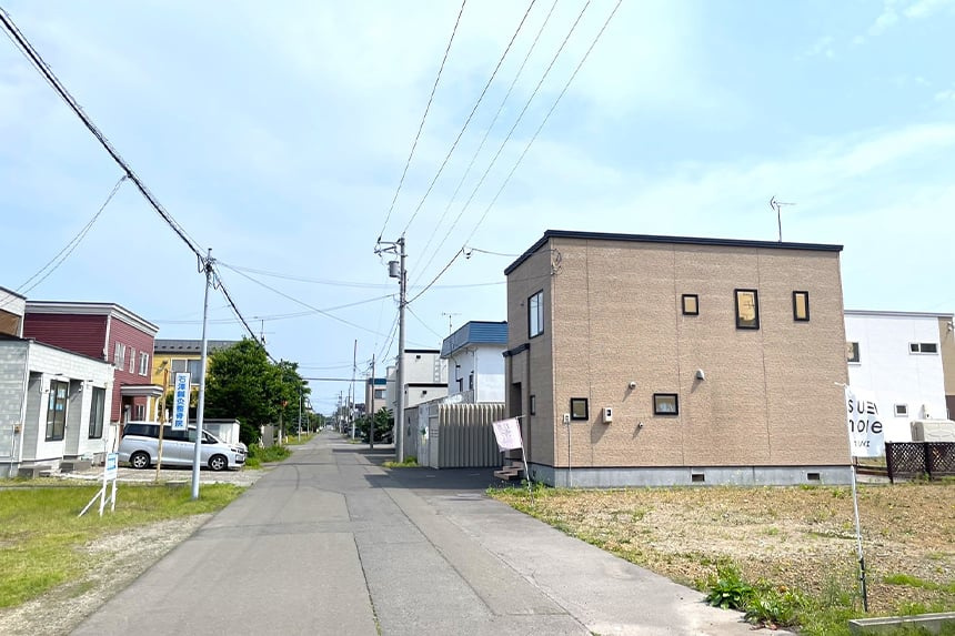 【建築条件付き】花川南2条3丁目　全4区画の前面道路含む現地写真