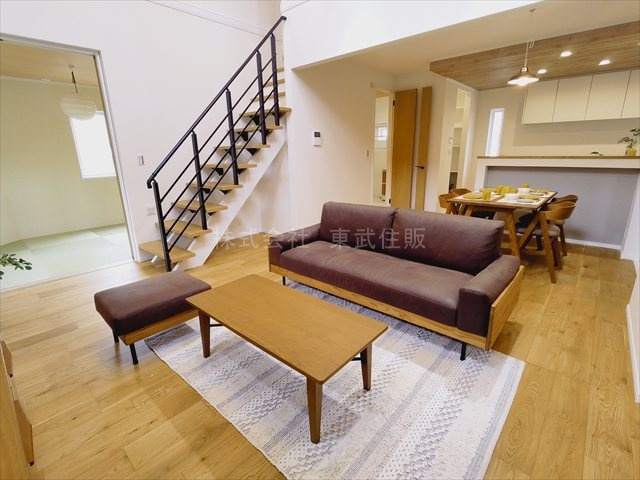 【居間・リビング】 | 川越市寺尾２期　全８棟　８号棟 | ゆったり過ごせる19.25帖のリビングです