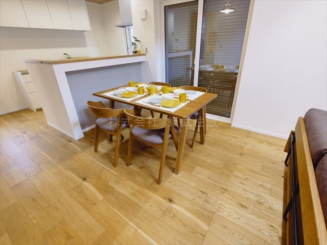 【ダイニング】 | 川越市寺尾２期　全８棟　８号棟 | 食卓を囲むダイニング