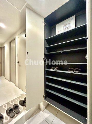 浅草タワーの玄関|【玄関】玄関には大型のシューズクローゼットを設置しておりますのでいつでもスッキリりとした空間を保てます。玄関周りを清潔に使うのはとても大事なことですよね。