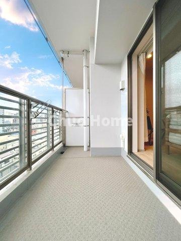 浅草タワーのバルコニー|【バルコニー】幅もあって、奥行きもあるゆとりのバルコニー。洗濯物を干したり乾かしたりだけでなく、ただ出てみるだけでも気持ちいいですよ。