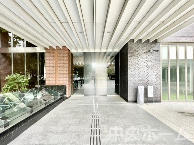 浅草タワーのエントランス|【エントランス】マンションのエントランスは、その物件の印象を決める、顔とも言える場所です。毎日通る場所ですからきれいなのが一番です。エントランス内はオートロックですので暮らしの安全も確保されています。