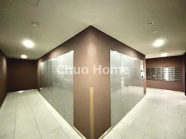 浅草タワーの設備|【宅配ボックス】在宅時・不在時に関わらず、居住者の代わりに非対面で宅配物を受け取ってくれる便利な設備です。わかりやすくご説明致しますので見学時にはお部屋だけではなく共用部分もぜひチェックしてください。