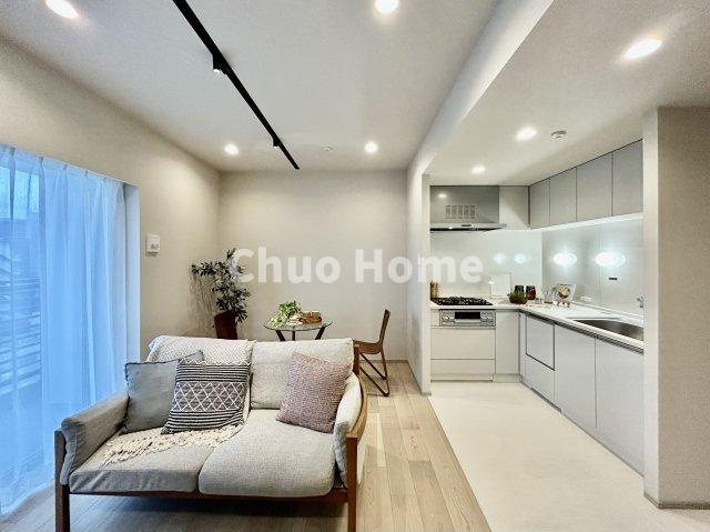 浅草タワーの居間・リビング|【リビングダイニング】一日の中で多くの時間を過すことになるリビングダイニングだからこそ、いつも穏やかな空間であることが必然。爽やかな通風と採光を存分に感じる事が出来る空間です。